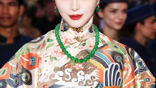 Oh my god, this girl is wearing traditional Hanfu to the international fashion week again!