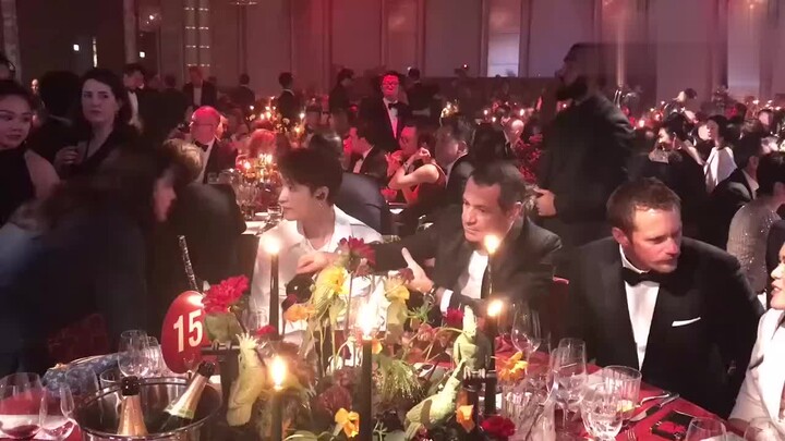 كان تشانغ يي شينغ محبوبًا جدًا في حفل العشاء لدرجة أنه لم يستطع الجلوس بثبات حتى مرتين متتاليتين، فل