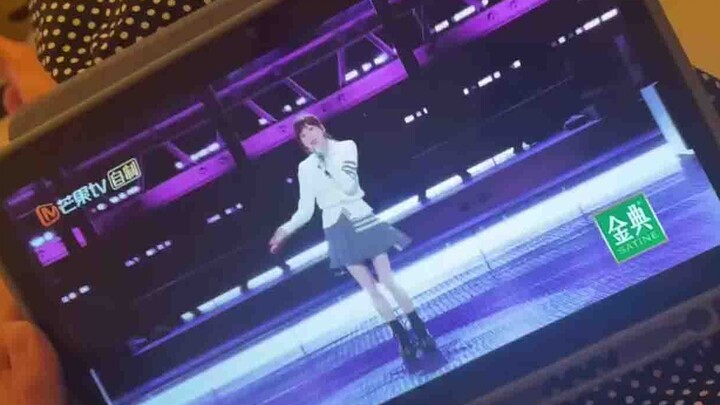 Wang Xinling sings “Loving You” again, igniting a wave of middle-aged male fans; two older brothers 