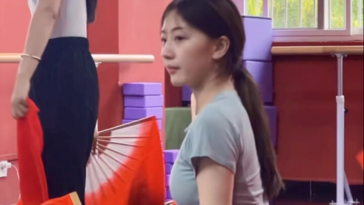 การฝึกพื้นฐานการเต้นรำ 20250830-1835