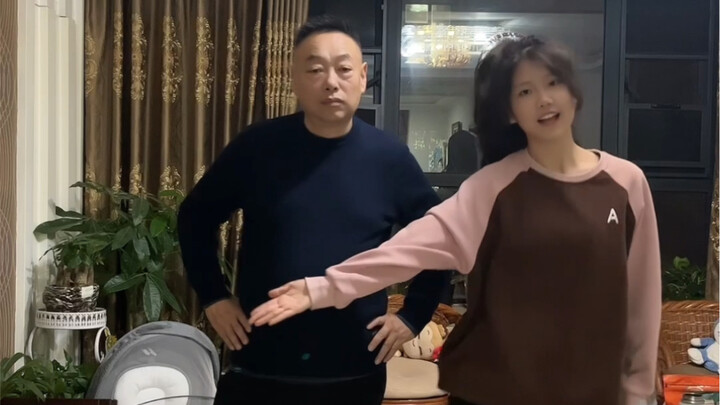 【Trouble Maker】My dad was not allowed to move, but he insisted on dancing for the netizens to see.