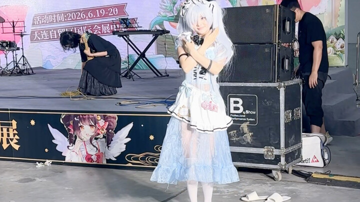 Satu-satunya cosplayer Niji yang menari Tanyuan Liange sepanjang acara