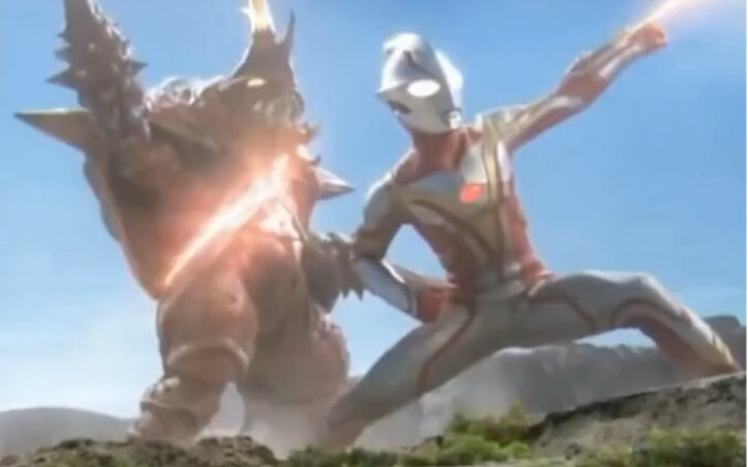 Benar saja, Ultraman dengan lightsaber sangat tampan!