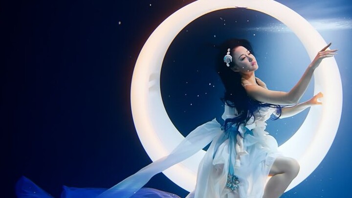 ใช้เวลา 30 วันในการแสดง "Waiting for the Moon over the Magic Sea" ของ Meng Qingyang ใต้น้ำ เต้นรำกับ
