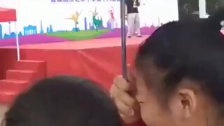 هيا، يا أحد، اخلع سماعات الرأس الخاصة بك!