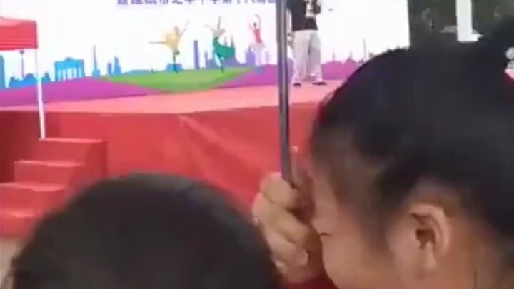 Nào, ai đó, tháo tai nghe của anh ấy ra đi!