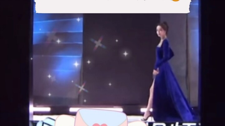 [Dilraba] Her legs seem to have their own thoughts! She tripped over herself