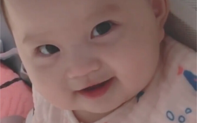 Anak manusia ini ternyata ingin berjalan dengan pantatnya?