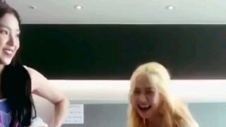 【ريد فيلفيت】 يري: هل تعرفون الآن لماذا أنا مضحكة هكذا؟ إنها الأخت الكبرى من قرأت لي!