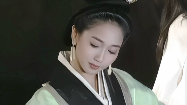 “ชายเสื้อพลิ้วไสว รูปร่างผอมเพรียวแต่สมส่วน”