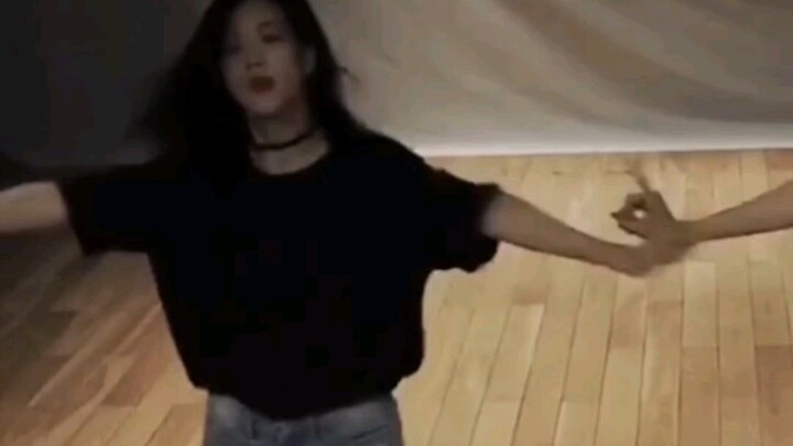 Kim Jisoo whistle live performance, practice room version—doesn't she dance really well?