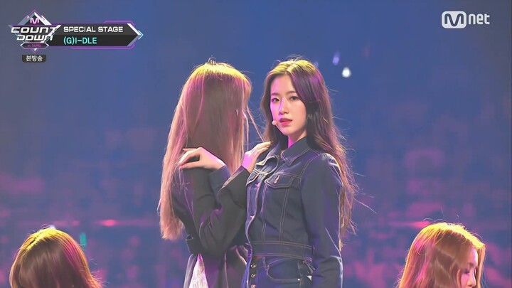 สาวน้อยที่เพิ่งเดบิวต์ได้แค่สองเดือนก็แสดงฝีมือการคัฟเวอร์ได้ดีมาก จริงๆ แล้วการคัฟเวอร์ก็ไม่ใช่ว่าจ