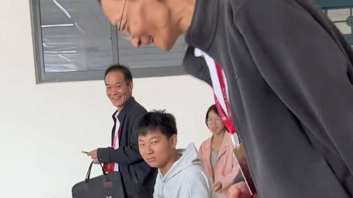 ผู้นำ: อืม…โรงเรียนของคุณ…เจ๋งไม่เบาเลย!