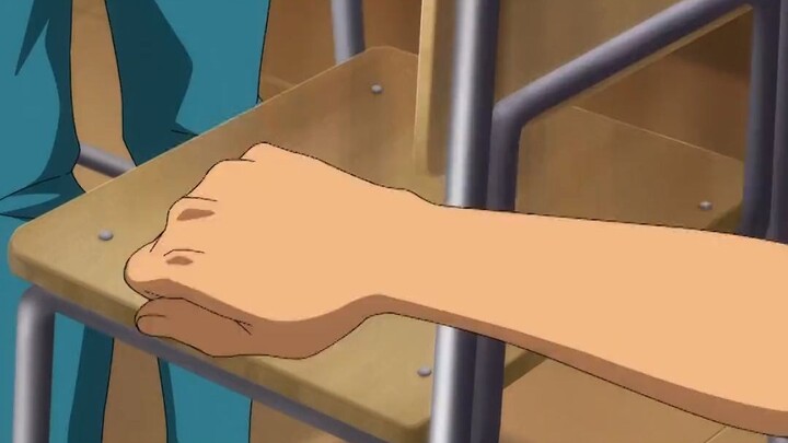 Classmates were bored in class and threw nails on the boy's chair. The teacher passed by and chose t