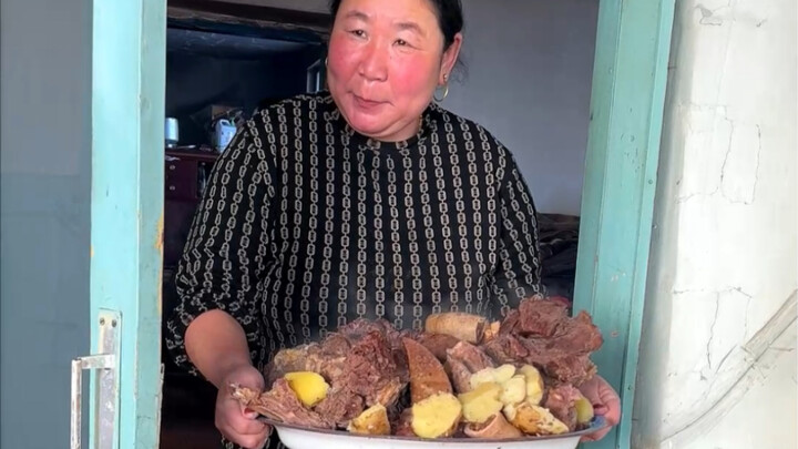 Cuộc sống trên thảo nguyên đòi hỏi phải thường xuyên giúp đỡ lẫn nhau; hôm nay nhà cậu tôi làm thịt 
