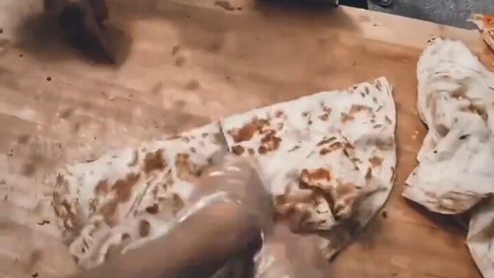 "Ngay cả bố nó đi ngang qua cũng phải tự động trừ 6 tệ"