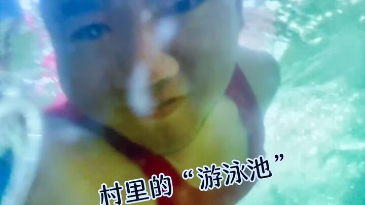 No one can resist taking a bath in a quaint rural courtyard—those are the childhood days we can neve