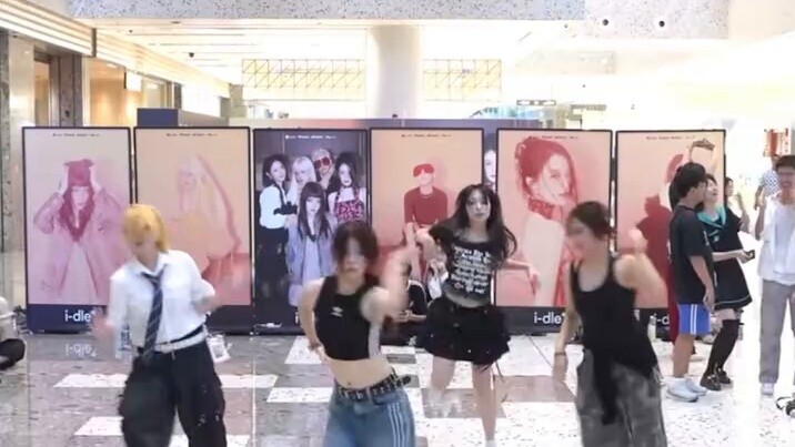 ปฏิกิริยาของคาร์ล่าต่อเพลงนี้คือ: