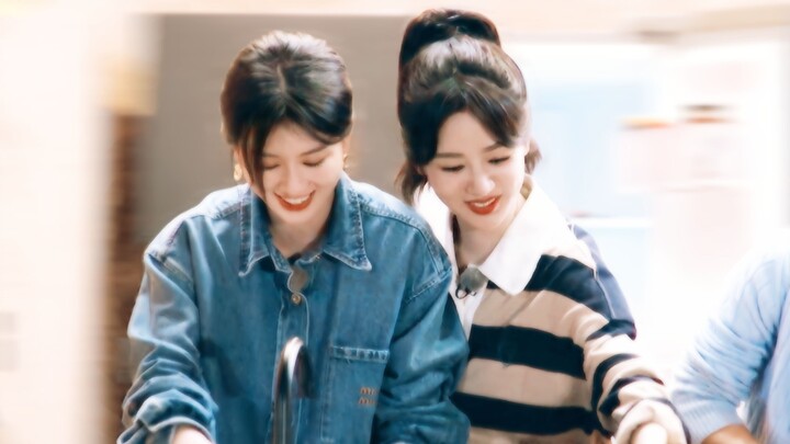 No wonder people say Qiao Xin is a “girlfriend fan” of Yang Zi!! She comes every time just for her!