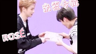 يا إلهي، هذا رائع جدًا! تلقى تشينغ سان يي شوان ألبومًا موقّعًا بخط يد روز وأعطاه للمتدربين الآخرين.