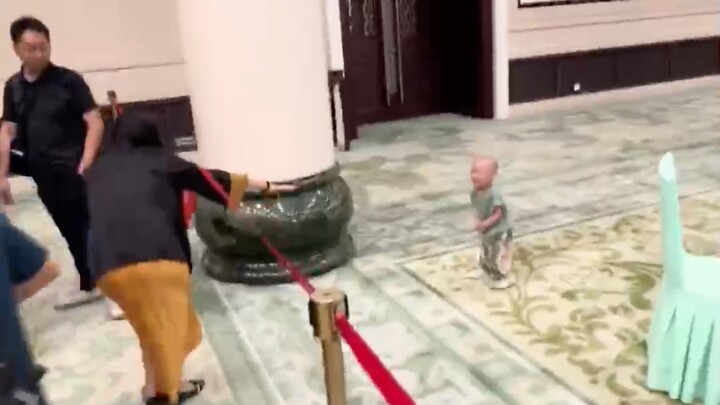 I didn’t catch the kid and he ran into the Great Hall of the People. I felt like my heart was about 