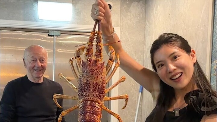 Tôm hùm khổng lồ vừa bắt lên còn tươi rói, làm sashimi mà vẫn còn ngọ nguậy!