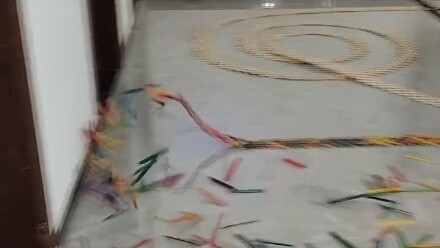 #أنا في باريس أشاهد الأولمبياد قضيت 3 أيام في جمع 5000 عود مصاصة من الشوارع وصنعت منها #دومينو عيدان