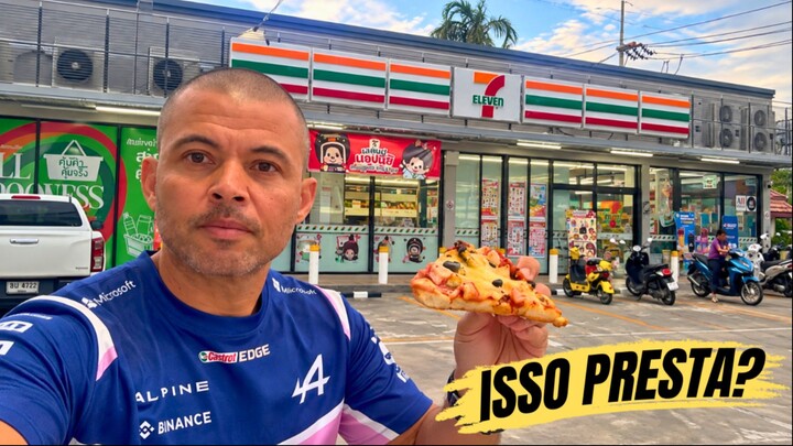 Comendo comidas no 7 eleven da Tailandia