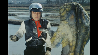 Kamen Rider V3: Kazami Shiro's transformation was injured by a machine gun and failed
