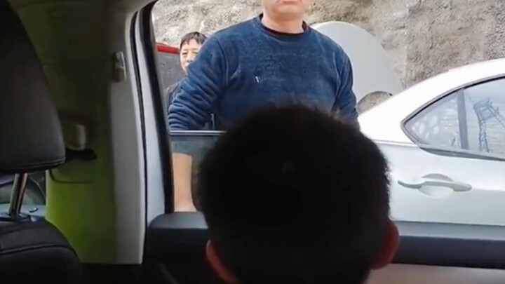 Dad forgot to pick up his son again. Netizen: That “again” says so much.