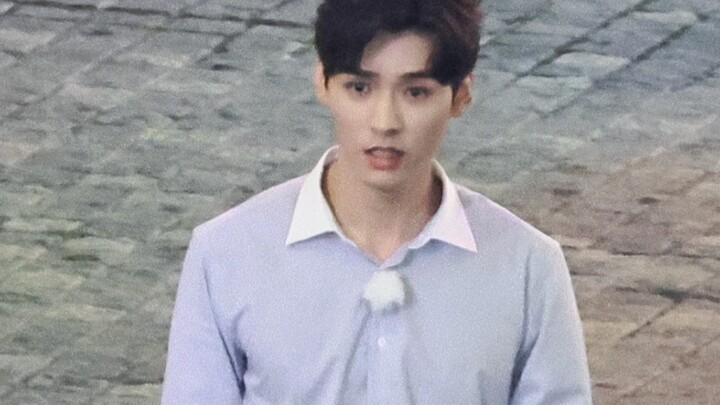 Haha, the "Men Who Walk on Wind" from "Keep Running" has arrived—Gong Jun! His speed is incredible; 