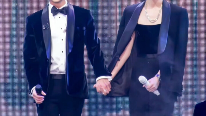 ครั้งนี้ในที่สุดเขาก็ได้จับมือของอีกฝ่ายแล้ว
