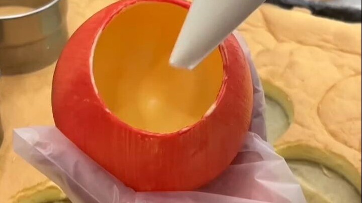 I bring my own BGM—when I enter the palace, my butt starts singing: “I’ve strayed into the imperial 