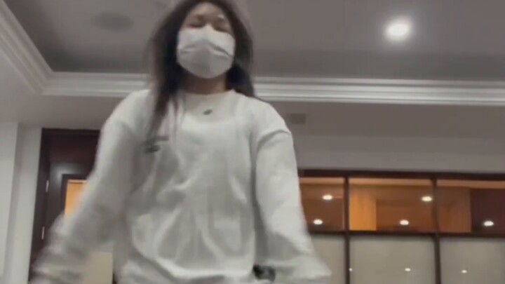 أنا أقول إنها المرة الأولى التي أرقص فيها رقصة فرقة الفتيان، يا إلهي (مجهد جدًا