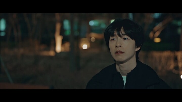 แสดงหน้าผาก + ด้านข้าง + เขียนด้วยมือซ้าย + ยกขาขึ้นบนโต๊ะ! - - ผมว่าพี่หล่อมากนะ! - -