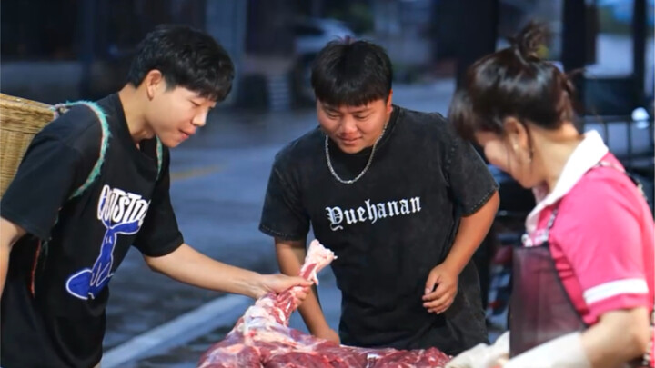 早起的鸟儿有虫吃！今天买了根大牛腿！安排烤一个