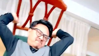 كان الصبي يرقص لفترة من الوقت في المنزل وكسرت ساقيه من قبل مدبرة المنزل ... أخيرًا حصل على النسخة ال