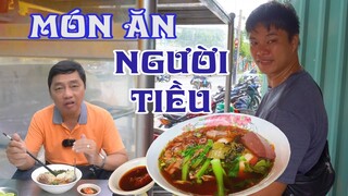 Quán HỦ TIẾU HỒ 40 năm, món ăn người Tiều. Chàng trai nối nghiệp mẹ buôn bán trên vỉa hè đông khách.