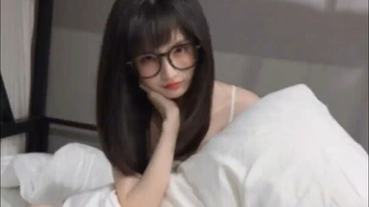 จะมีอะไรโรแมนติกไปกว่าการได้นั่งจิบเครื่องดื่มอ่อนๆ กับแฟนสาวในโรงแรมช่วงหน้าหนาวอีกนะ!