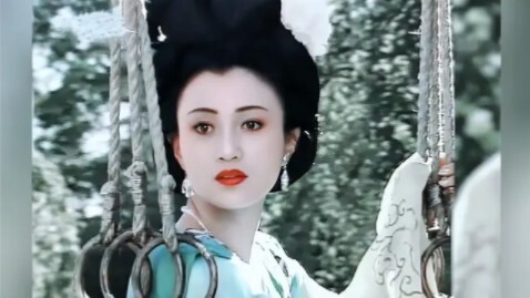 ยังดีที่สี่สาวงามถ่ายทำเสร็จไปตั้งแต่ก่อนหน้านี้แล้ว! มิฉะนั้นตอนนี้ที่เห็นก็คงเป็นผมเผ้ารุงรังกับใบ