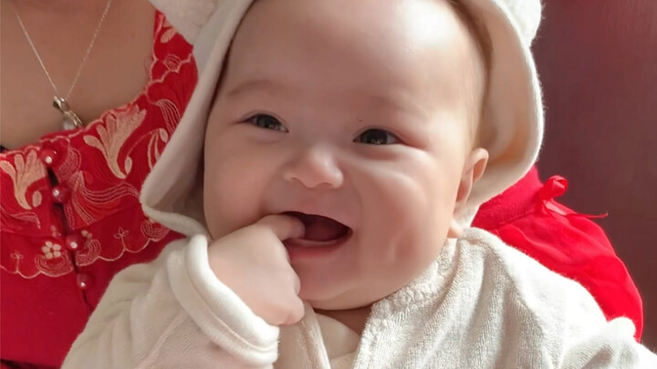 Sinh được một cô con gái chính là niềm vui của cả nhà.