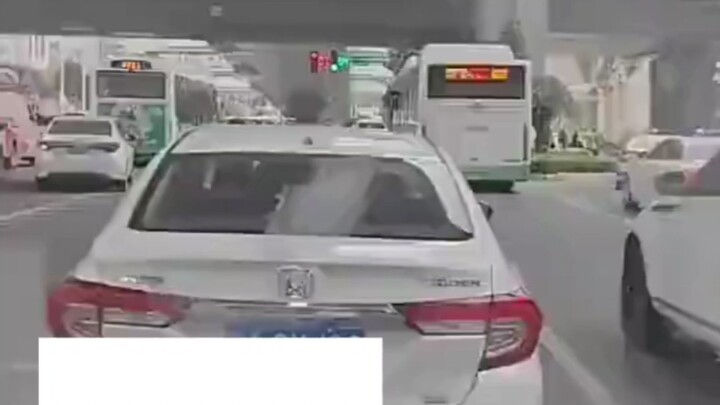 Rear car: I’m not gonna honk until they’ve settled the race.