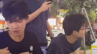 หนุ่มคนหนึ่งโกหกเพื่อนๆ ว่าจะไม่กลับบ้านช่วงวันชาติ แต่จริงๆ แล้วแอบซื้อตั๋วข้ามระยะทางสองพันกิโลเมต