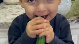 小男孩认为辣椒不辣，妈妈不解释，直接让他亲口尝尝