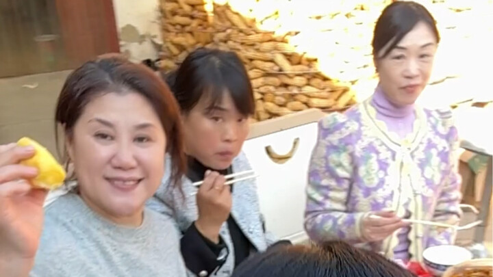 เรื่องซุบซิบนี่ฟังยังไงก็ฟังไม่จบ ฮ่าๆๆ～