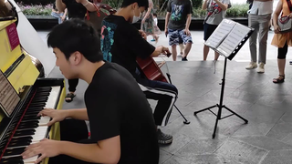 [Music]Two boys playing <Haydn Concerto in C Major> in the street