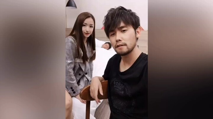 床上那个是谁？