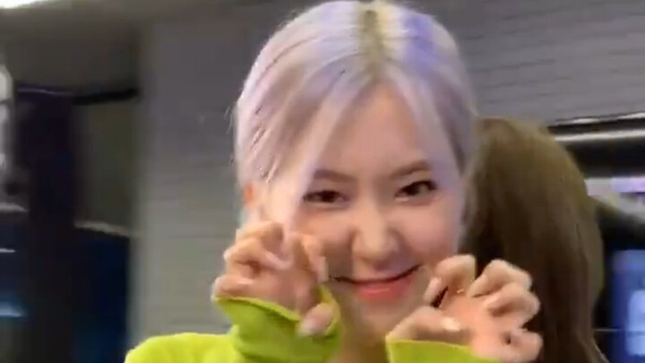 yoyoyo！ Selamat datang di dunia kekanakan si Kecil Daging. Imut berlebihan, masalah pun pamit pergi.