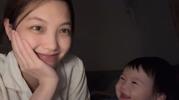 Seberapa lama lagi si kecil bisa terus manja sama kamu seperti ini, ya?