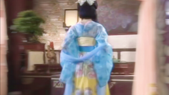 Langkahnya lembut dan anggun, wibawanya bak harum bunga anggrek; meski porsinya di drama tidak banya